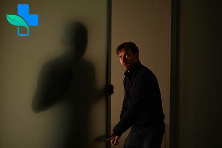 Мужчина с испугом обернулся назад и увидела тень